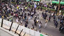 Hong Kong'da Çinli tüccarları protesto eden göstericilere polis müdahale etti (2) - HONG