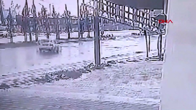 Otomobil yolcu otobüsüne çarptı 1 ölü, 2 yaralı