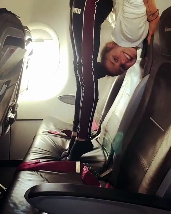 Contorsions dans l'avion la tête entre les jambes en plein vol