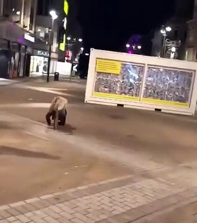 Saut le plus ridicule jamais vu : il s'empale le pantalon sur un poteau !