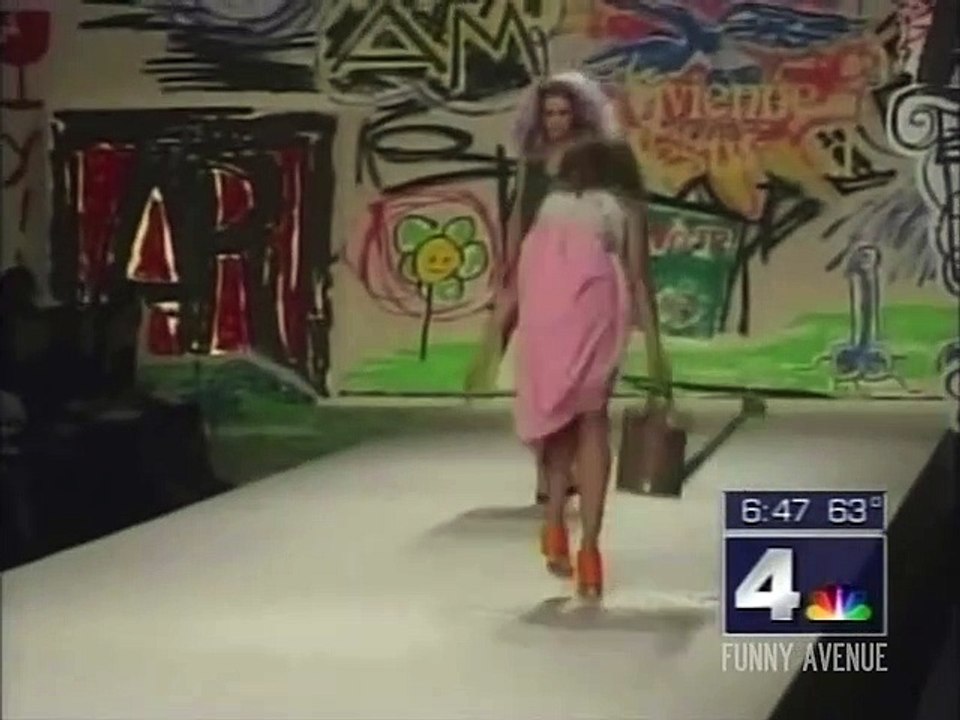 Fou rire en direct à la TV sur une mannequin glissant en plein défilé