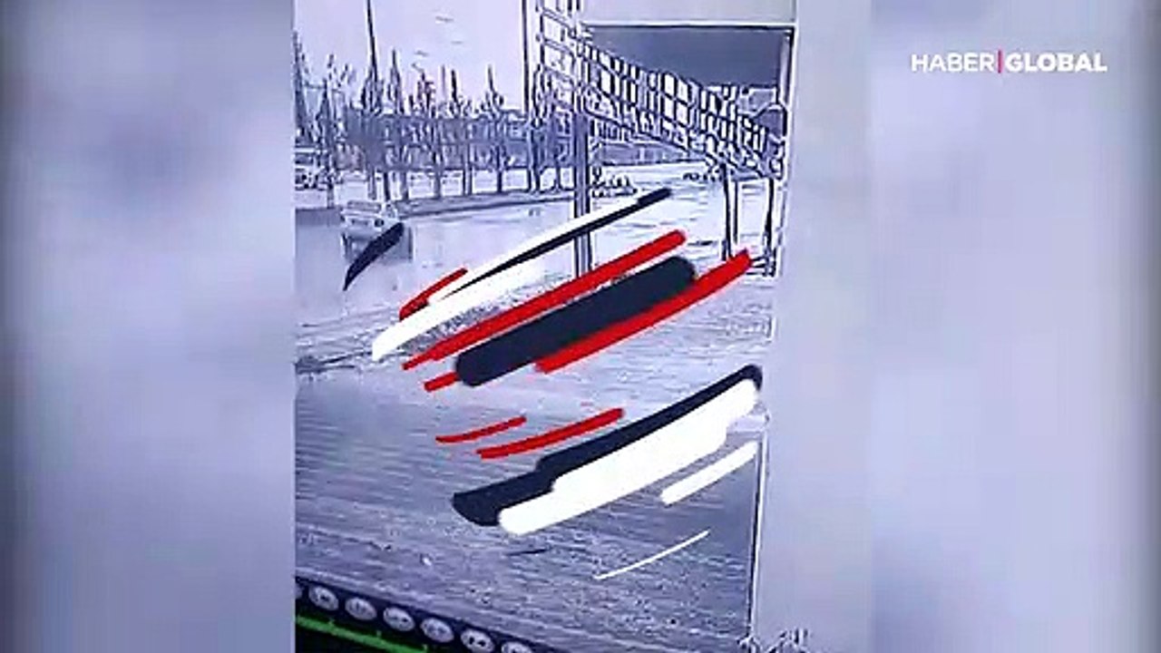 Korkunç kaza anı saniye saniye güvenlik kamerasında
