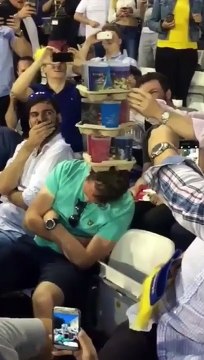 Endormi ils font tenir en équilibre sur sa tête 20 verres de bières en plein match !