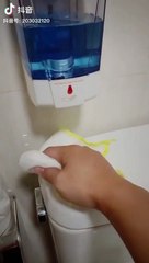 Il se bat contre un distributeur automatique de savon LOL