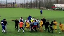 Spor futbolcuların kavgasını polis havaya ateş açarak sonlandırdı