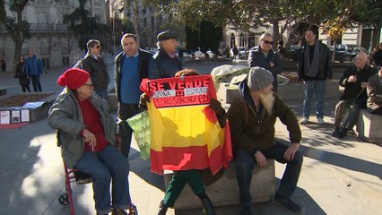 Video herunterladen: Manifestantes se concentran contra la investidura de Sánchez