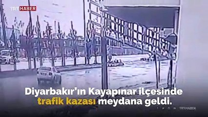 Otomobil otobüse çarptı, o anlar kameraya yansıdı