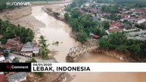 Las inundaciones hacen caer un puente en Indonesia, donde las víctimas del temporal ascienden a 60