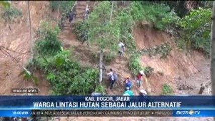Jalan Tertutup Longsor, Warga Sukajaya Terpaksa Lintasi Hutan