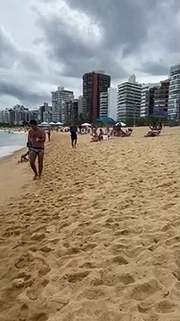 Banhistas ajudam criança perdida na Praia da Costa a encontrar os pais