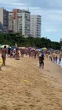 Banhistas ajudam criança perdida na Praia da Costa a encontrar os pais