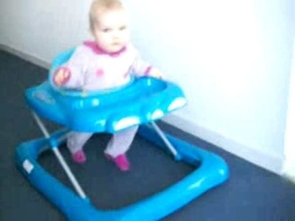 Eloïse dans le trotteur