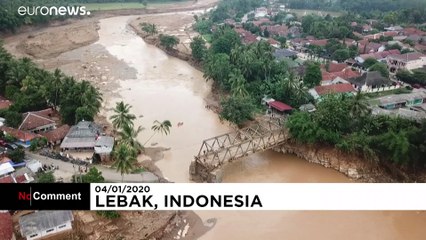 Ponte destruída pelas cheias na Indonésia