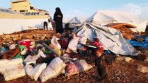 İdlib'deki bombardımandan evlerinin toprağını öpüp kaçtılar