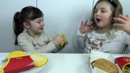 Comendo Pizza e Lanche do McDonald's