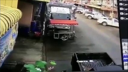 Il tente de garer son sidecar et se rate complètement