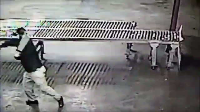 Un Jedi amateur surpris par les caméras de sécurité... La honte