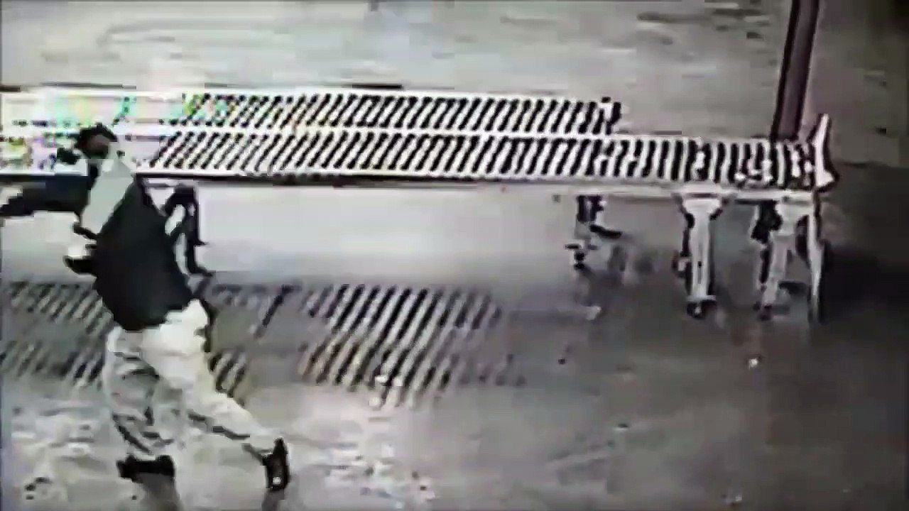 Un Jedi amateur surpris par les caméras de sécurité... La honte