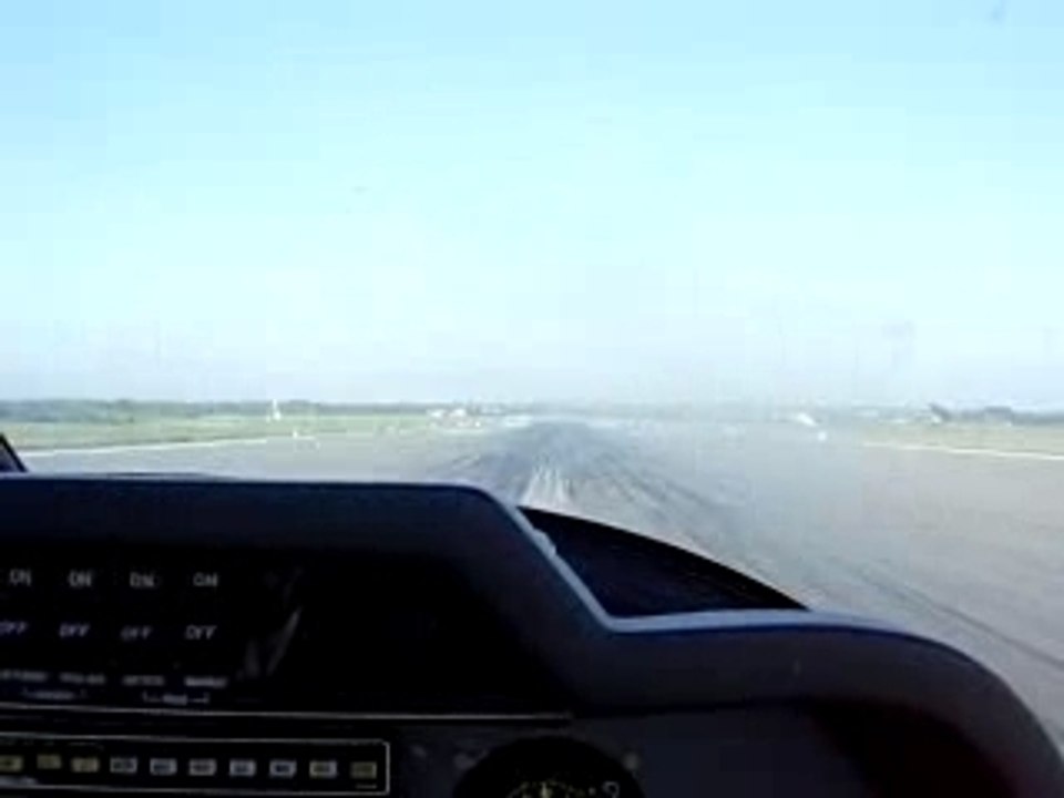 Décollage à Brest LFRB en DR400