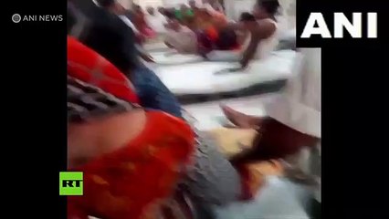 Pillan a este médico en la India golpeando sin piedad a un paciente