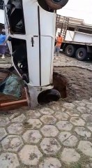 Скачать видео: Carro é retirado de cratera em Nova Venécia