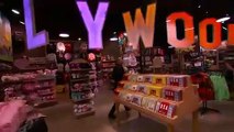 Tom Hanks acepta este reto de Jimmy Kimmel y ‘manga’ en una tienda de recuerdos ante los ojos de todos