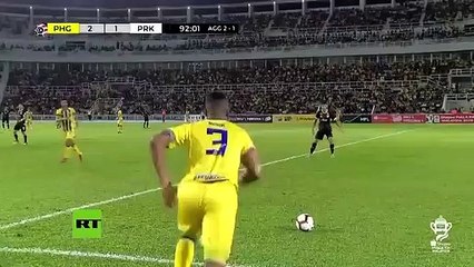 Download Video: Espectacular golazo de tiro libre desde más allá del centro del campo digno del Premio Puskas