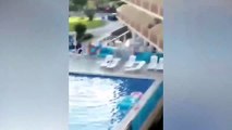 Esta turista tira las tumbonas a la piscina en un hotel de Ibiza mientras los huéspedes la animan