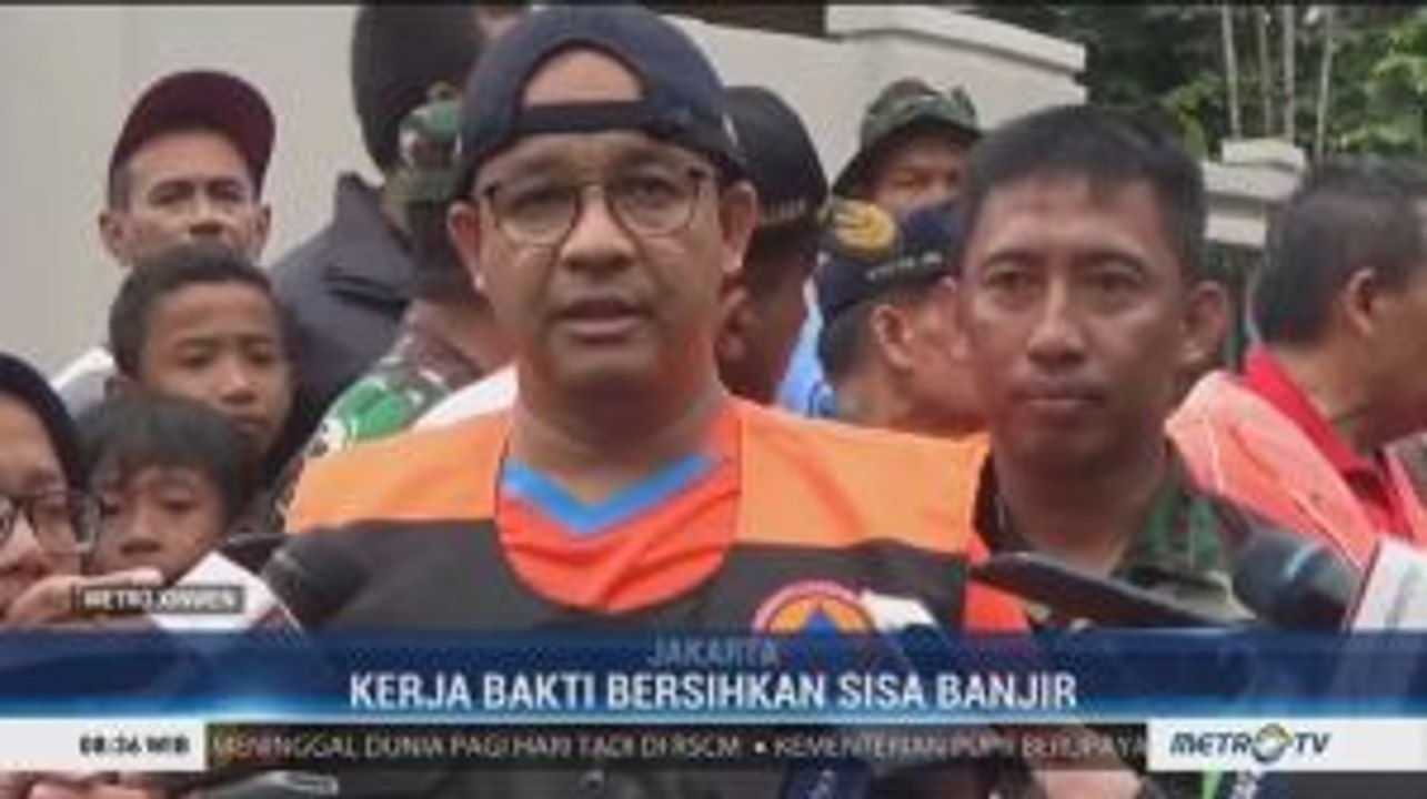 Gubernur Anies Ikut Kerja Bakti Bersihkan Sisa Banjir di Kampung Makassar