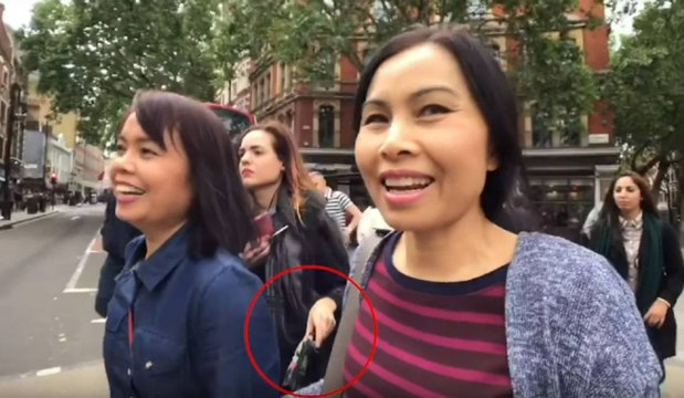 Estas turistas graban sin querer cómo tres ladronas les roban la cartera del bolso