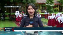 Hari Pertama Sekolah, Siswa-siswi Ini Bersihkan Sekolah Bekas Banjir