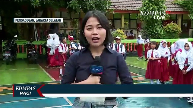 Hari Pertama Sekolah, Siswa-siswi Ini Bersihkan Sekolah Bekas Banjir