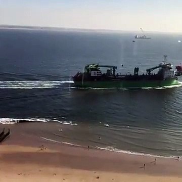 Gran ola provocada por un barco hace huir por patas a unos turistas de esta playa
