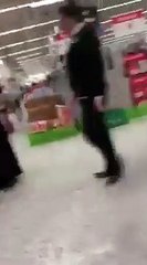 Hilarante reacción de una mujer al pillarla con objetos robados bajo su vestimenta musulmana en un centro comercial