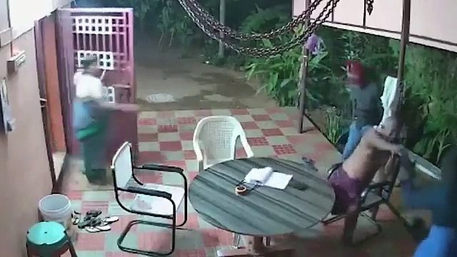 Dos bravos ancianos indios hacen huir a sillazos y cholazos a unos ineptos ladrones armados con machetes
