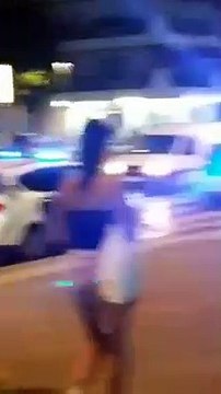 Los manteros corren a sillazos a los mossos catalanes