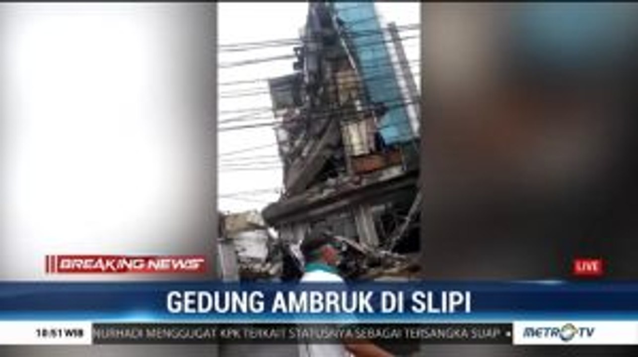 Gedung di Slipi Jakbar Ambruk