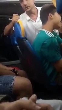 Este hombre amenaza a unos gays después de que éstos defendieran a una mujer de sus comentarios machistas