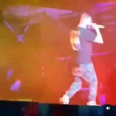 Al reguetonero Farruko se le vuela el peluquín en pleno concierto y se le ve "el cartón"