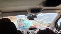 Turistas españoles se quejan de la intragable comida en un restaurante albanés y el dueño enloquecido se cuelga de su coche en marcha