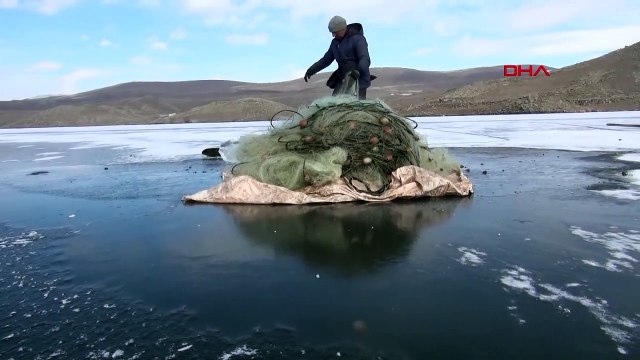 Çıldır Gölü'nde Eskimo usulü balık avlıyorlar