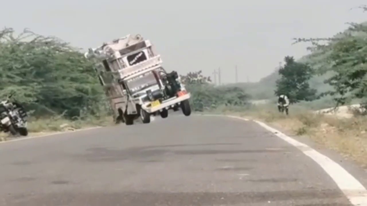 पलटी खाने से बाल-बाल बचा जय भवानी डीजे खतरनाक लपेटे जय भवानी का आतंक