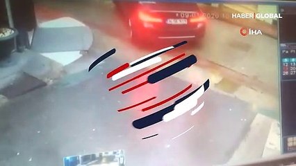 Beyoğlu'nda çöken binadan son anda kurtuluş kamerada