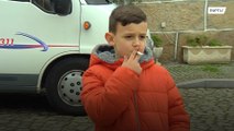 Pais incentivam seus filhos a fumar durante a celebração da epifania em cidade portuguesa