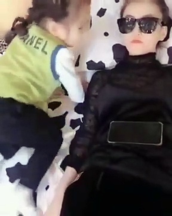 Cette petite fille croyait que sa mère était endormi et a pris son téléphone. Mais en enlevant ses lunettes, ses yeux étaient grands ouverts