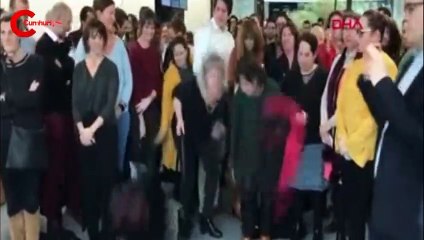 Fransa'da adalet bakanı konuştu, avukatlar cübbeleri yere attı