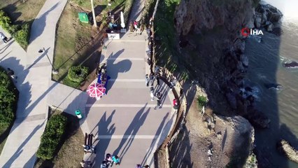 Dünyaca ünlü şelalede renk cümbüşü