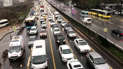 Yağış şehir trafiğini olumsuz etkiledi