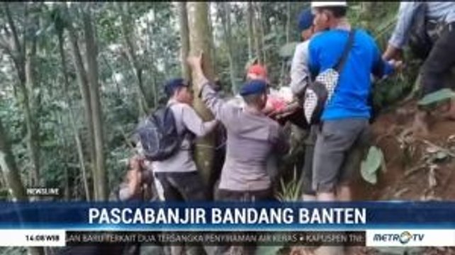 Lewati Medan Berat, Brimob Polda Banten Evakuasi Korban Banjir