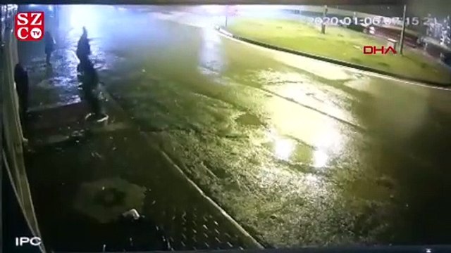 Minibüs ile otomobilin çarpıştığı kaza kamerada